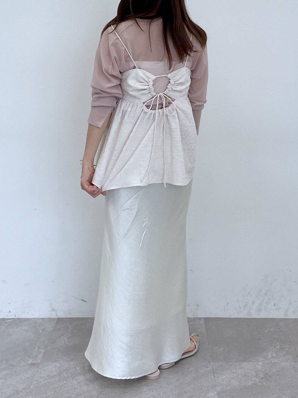 ホワイト系のスカート、ホワイト系のサンダル、ホワイト系のTシャツ/カットソーを着用したレディースの夏コーディネートの5枚目の写真