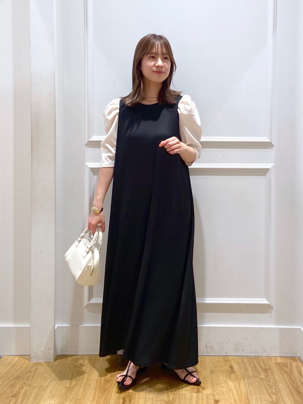 「楽チンコーデ、大人女子、春服コーデ、ワンピース、アパートバイローリーズ、リラックススタイル、おしゃれさんと繋がりたい、ボリューム袖、綺麗めコーデ」｜「A part byのネックカフ（ネックレス、ゴールド系）」を使った、arisa.さん（レディース・161cm）の春コーディネートの3枚目の写真