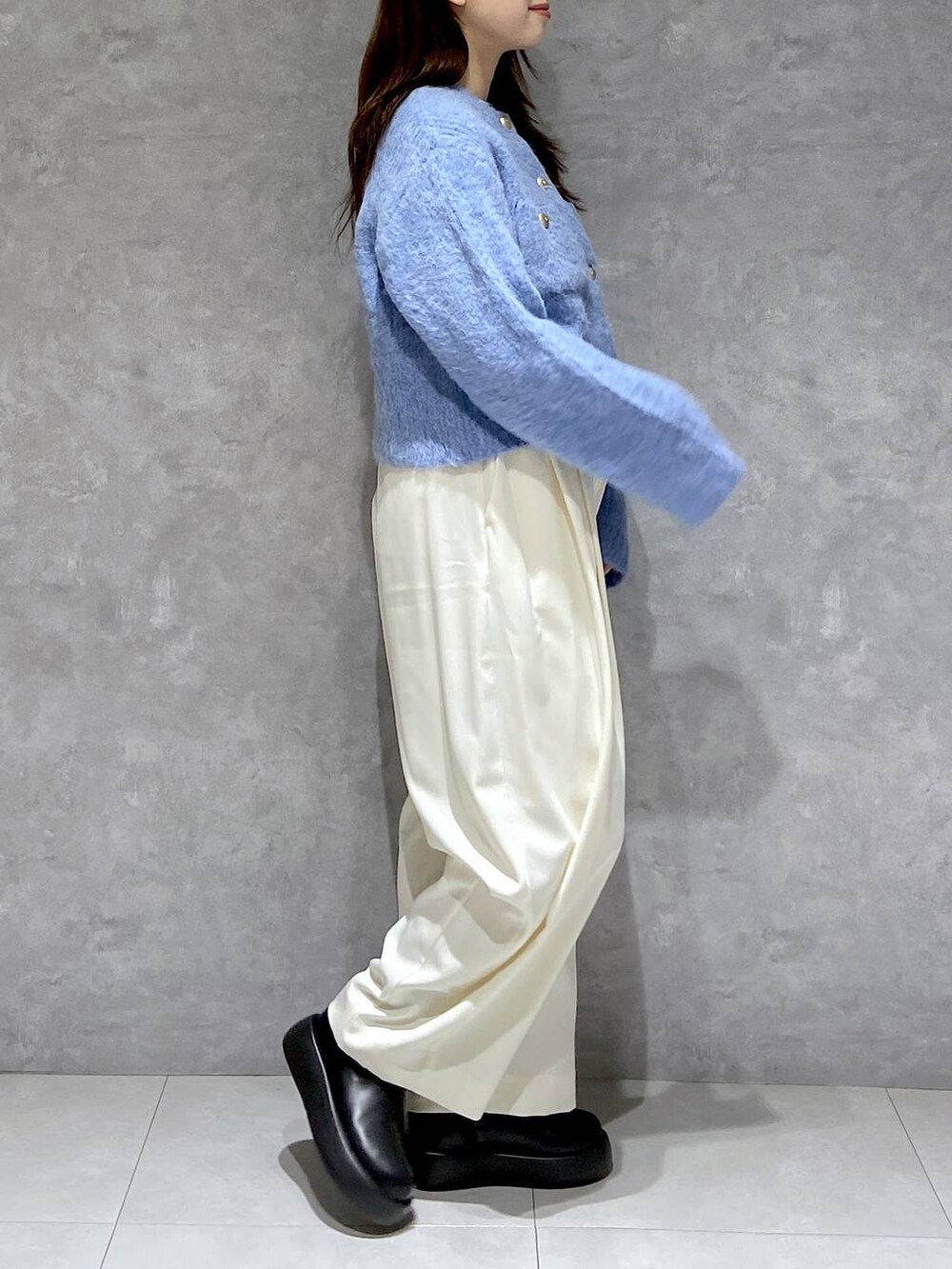 「apart by lowrys、ワントーン、着痩せ・細見え、ナチュラル、休日コーデ、楽ちんコーデ、秋コーデ、SNAP_apart by lowrys、お仕事コーデ_apart by lowrys、きれいめ」｜「A part byのスラックスコクーンボリュームパンツ（スラックス、ホワイト系）」を使った、arisa.さん（レディース・161cm）の秋コーディネートの5枚目の写真