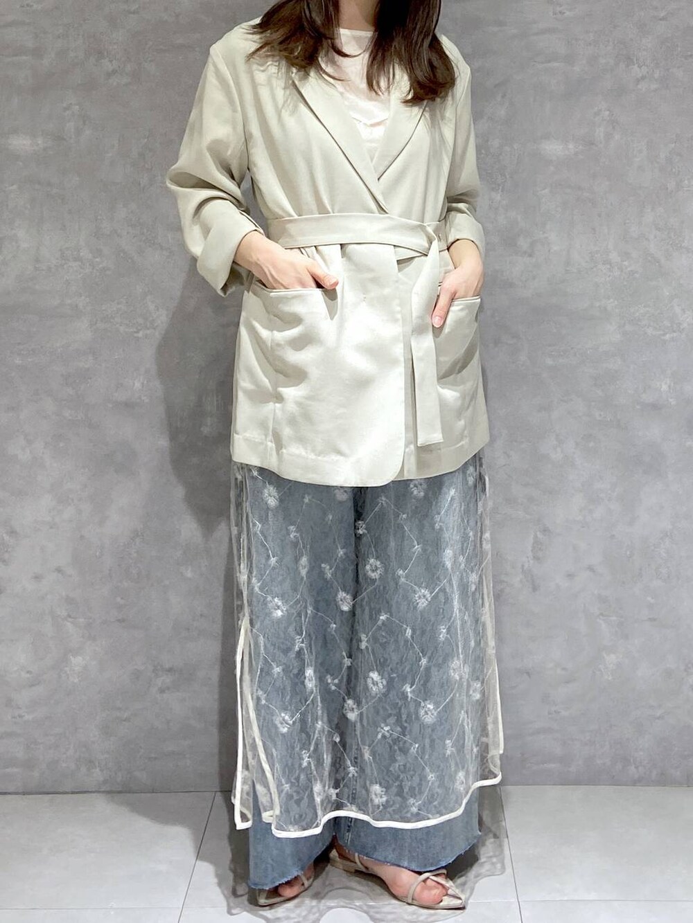 ホワイト系のタンクトップ、ホワイト系のサンダル、ホワイト系のワンピースを着用したレディースの春コーディネートの6枚目の写真