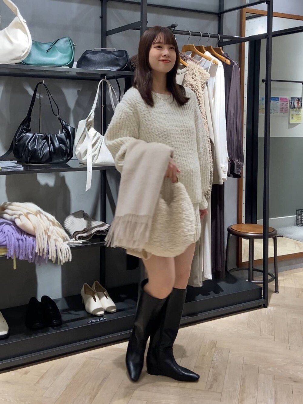 「ワントーン、着痩せ・細見え、ナチュラル、休日コーデ、楽ちんコーデ、秋コーデ、SNAP_apart by lowrys、お仕事コーデ_apart by lowrys、きれいめ、apart by lowrys」｜「A part byのカシミヤウールストール（ストール/ショール、ベージュ系）」を使った、arisa.さん（レディース・161cm）の秋コーディネートの2枚目の写真