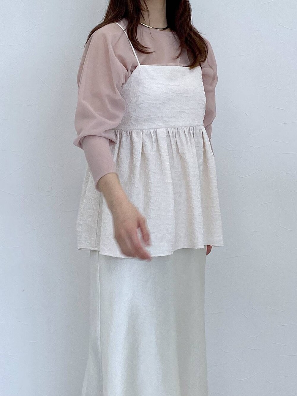 ホワイト系のスカート、ホワイト系のサンダル、ホワイト系のTシャツ/カットソーを着用したレディースの夏コーディネートの6枚目の写真