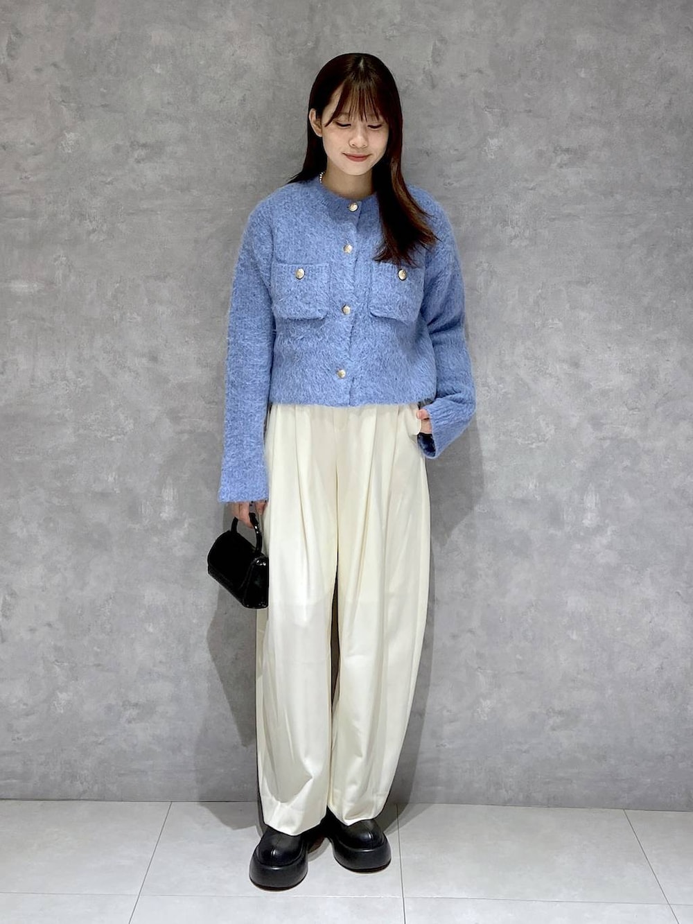 「apart by lowrys、ワントーン、着痩せ・細見え、ナチュラル、休日コーデ、楽ちんコーデ、秋コーデ、SNAP_apart by lowrys、お仕事コーデ_apart by lowrys、きれいめ」｜「A part byのスラックスコクーンボリュームパンツ（スラックス、ホワイト系）」を使った、arisa.さん（レディース・161cm）の秋コーディネートの3枚目の写真