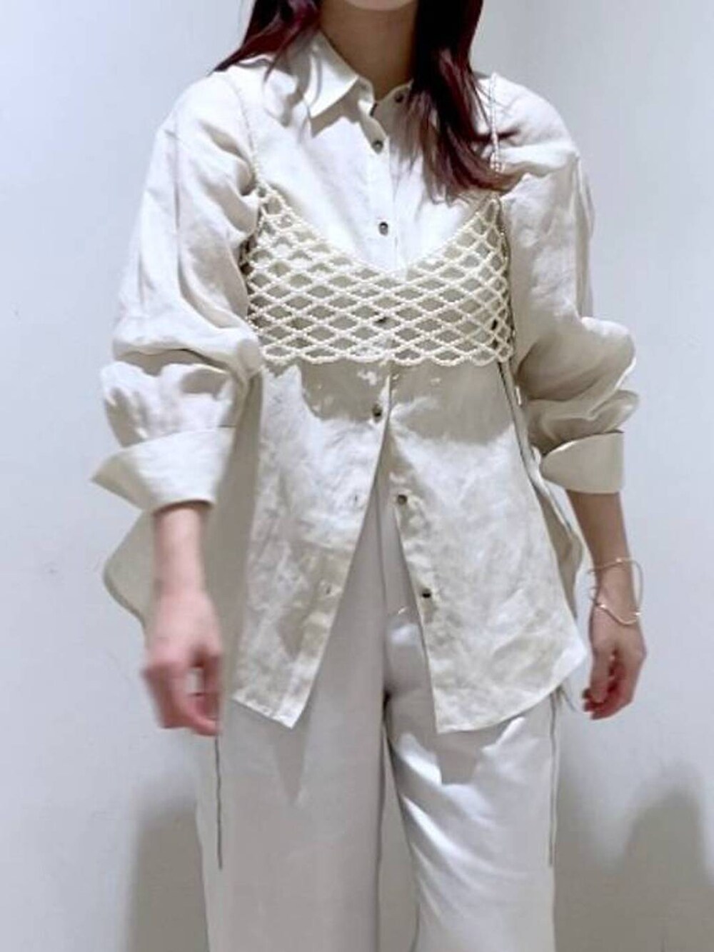 ベージュ系のシャツ/ブラウス、ホワイト系のベスト、ホワイト系のサンダルを着用したレディースの夏コーディネートの4枚目の写真