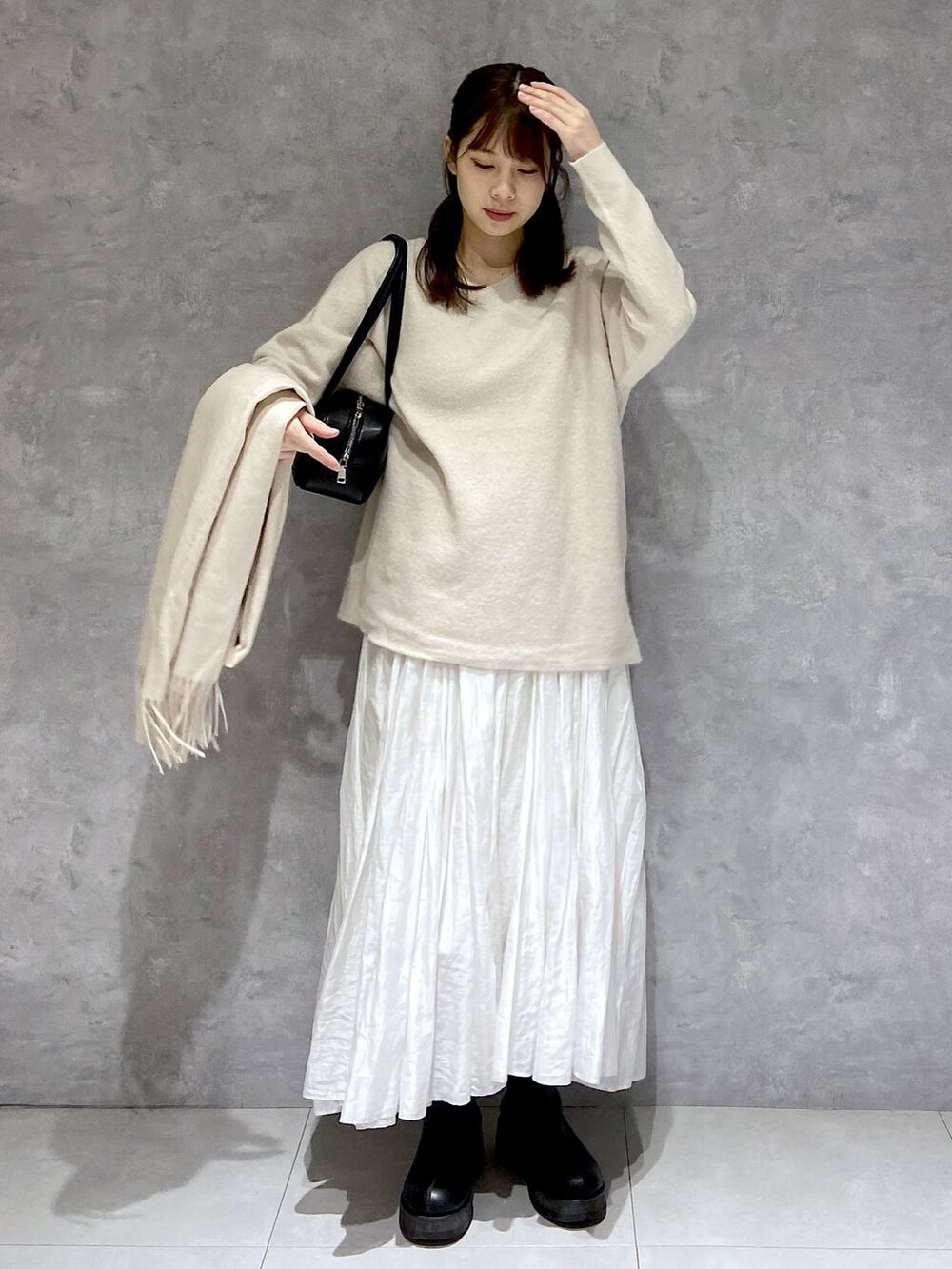 「休日コーデ、楽ちんコーデ、冬コーデ、SNAP_apart by lowrys、お仕事コーデ_apart by lowrys、きれいめ、apart by lowrys、ワントーン、着痩せ・細見え、ナチュラル」｜「A part byのCNラクーンコン2WAYニット（ニット/セーター、ホワイト系）」を使った、arisa.さん（レディース・161cm）の冬コーディネートの2枚目の写真