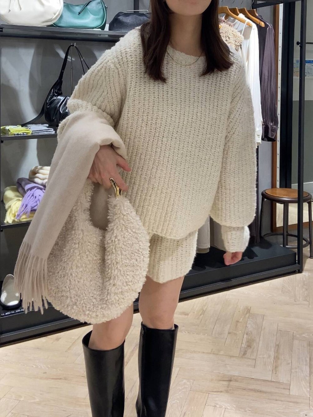 「ワントーン、着痩せ・細見え、ナチュラル、休日コーデ、楽ちんコーデ、秋コーデ、SNAP_apart by lowrys、お仕事コーデ_apart by lowrys、きれいめ、apart by lowrys」｜「A part byのカシミヤウールストール（ストール/ショール、ベージュ系）」を使った、arisa.さん（レディース・161cm）の秋コーディネートの4枚目の写真