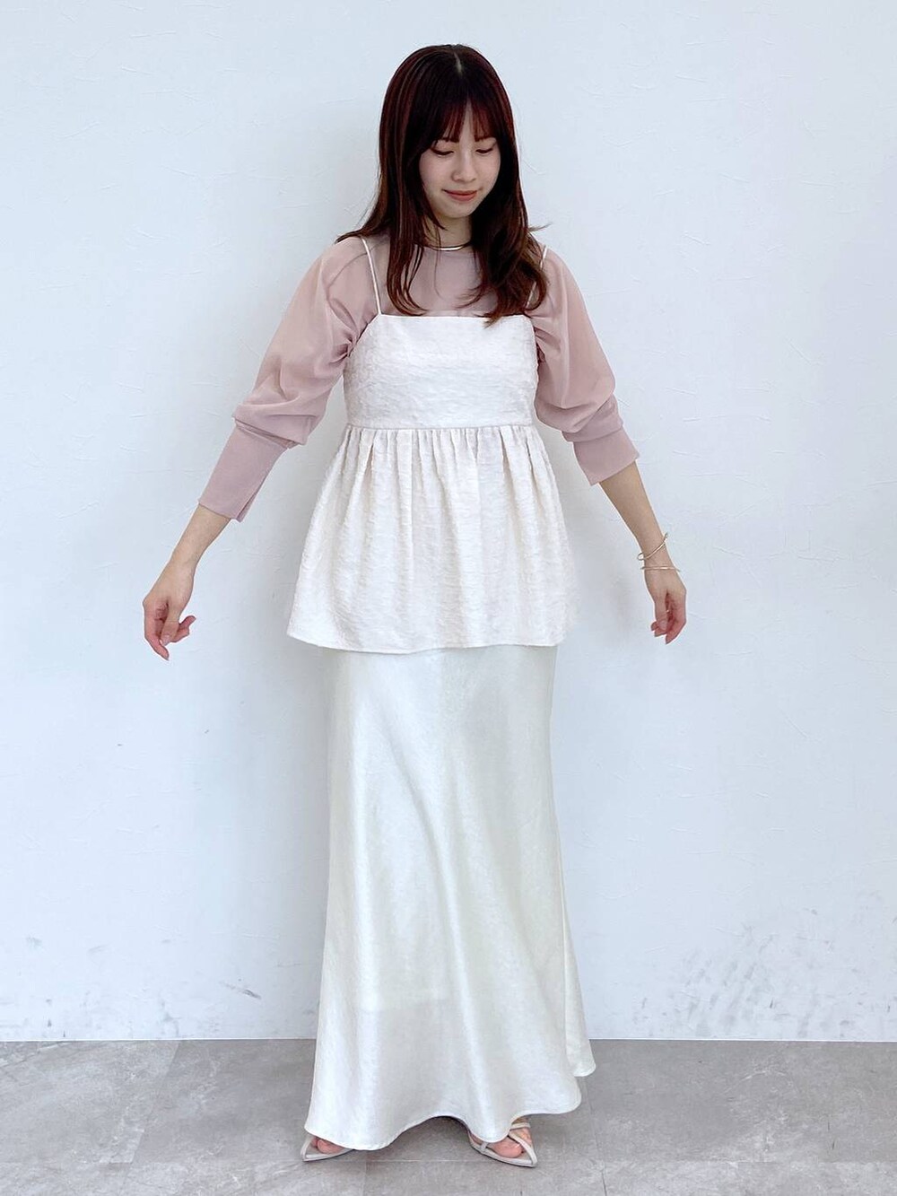 ホワイト系のスカート、ホワイト系のサンダル、ホワイト系のTシャツ/カットソーを着用したレディースの夏コーディネートの3枚目の写真