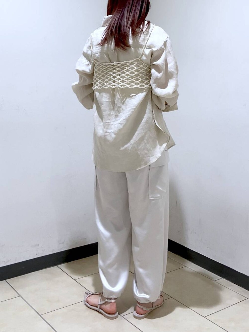 ベージュ系のシャツ/ブラウス、ホワイト系のベスト、ホワイト系のサンダルを着用したレディースの夏コーディネートの2枚目の写真