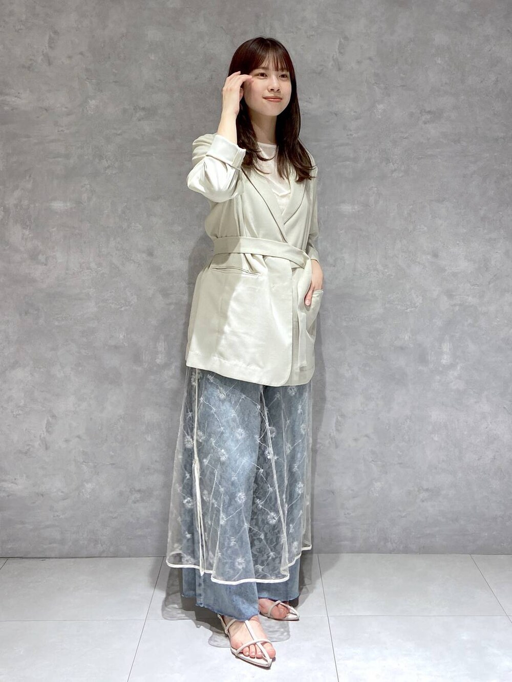 ホワイト系のタンクトップ、ホワイト系のサンダル、ホワイト系のワンピースを着用したレディースの春コーディネートの3枚目の写真