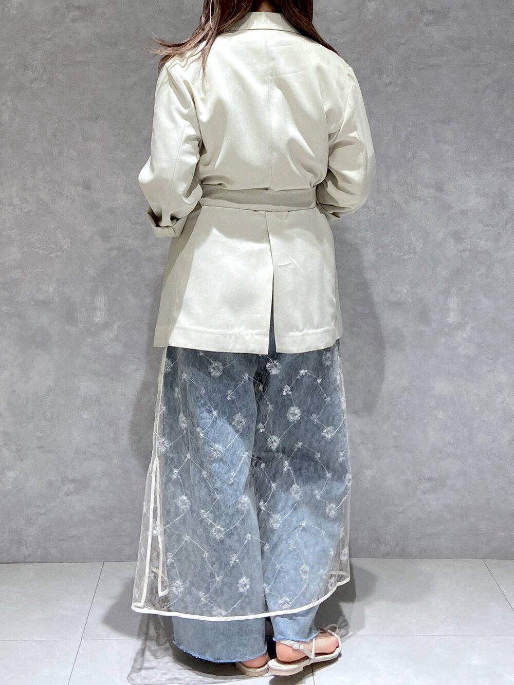 ホワイト系のタンクトップ、ホワイト系のサンダル、ホワイト系のワンピースを着用したレディースの春コーディネートの5枚目の写真