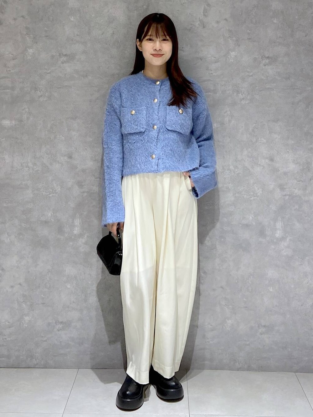 「apart by lowrys、ワントーン、着痩せ・細見え、ナチュラル、休日コーデ、楽ちんコーデ、秋コーデ、SNAP_apart by lowrys、お仕事コーデ_apart by lowrys、きれいめ」｜「A part byのスラックスコクーンボリュームパンツ（スラックス、ホワイト系）」を使った、arisa.さん（レディース・161cm）の秋コーディネートの2枚目の写真