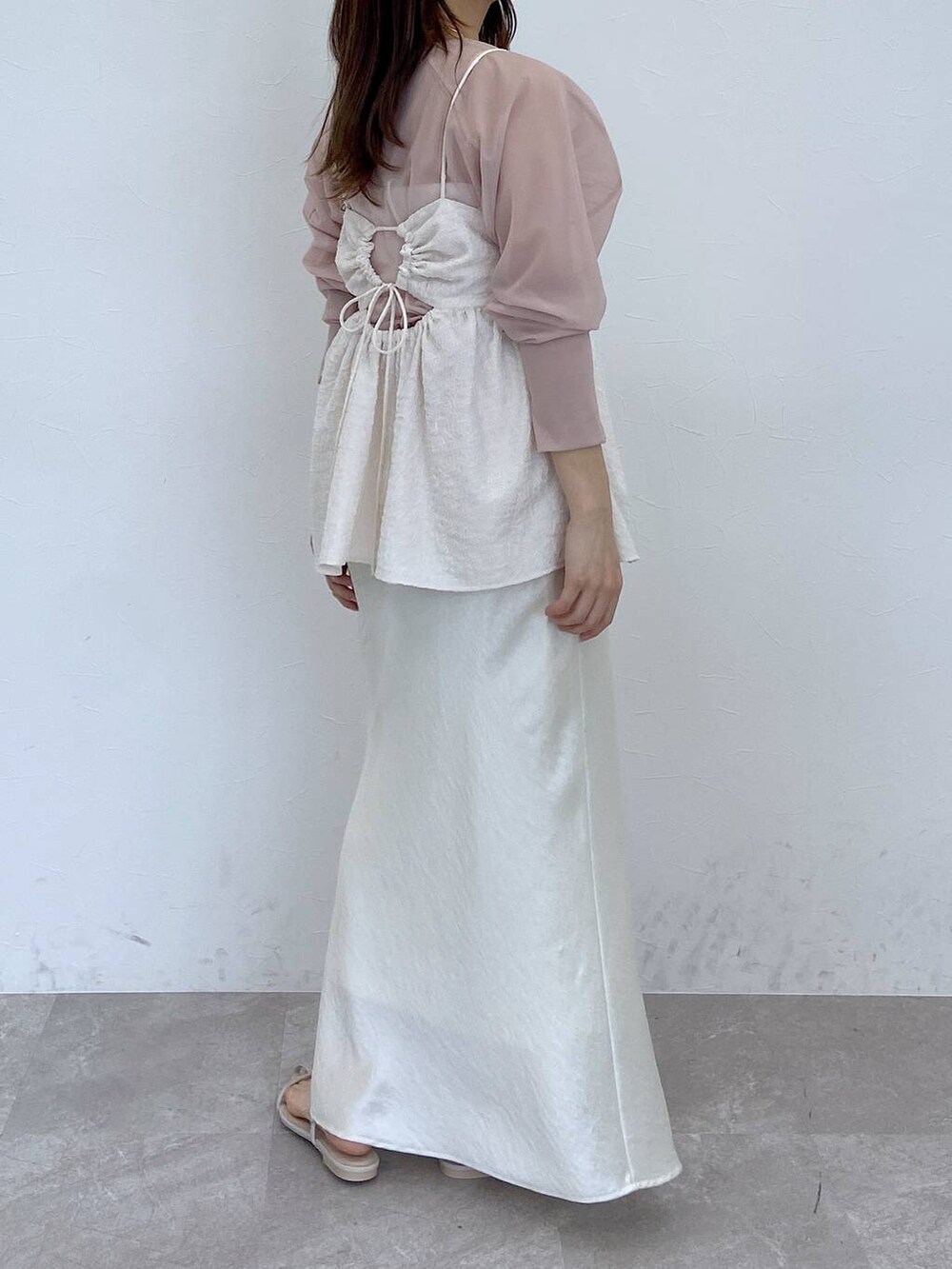 ホワイト系のスカート、ホワイト系のサンダル、ホワイト系のTシャツ/カットソーを着用したレディースの夏コーディネートの4枚目の写真