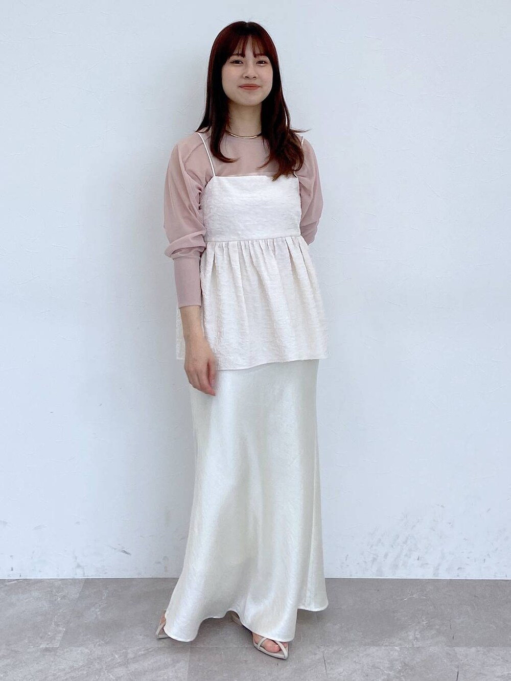 ホワイト系のスカート、ホワイト系のサンダル、ホワイト系のTシャツ/カットソーを着用したレディースの夏コーディネートの2枚目の写真