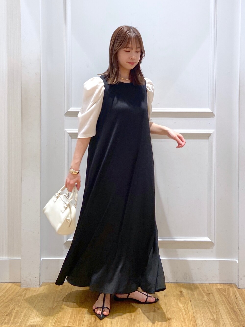「楽チンコーデ、大人女子、春服コーデ、ワンピース、アパートバイローリーズ、リラックススタイル、おしゃれさんと繋がりたい、ボリューム袖、綺麗めコーデ」｜「A part byのネックカフ（ネックレス、ゴールド系）」を使った、arisa.さん（レディース・161cm）の春コーディネートの4枚目の写真