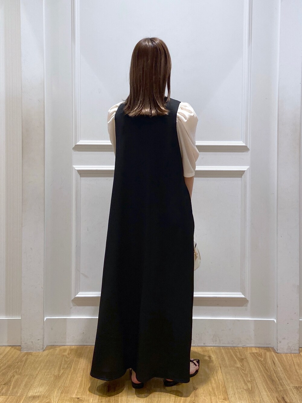 「楽チンコーデ、大人女子、春服コーデ、ワンピース、アパートバイローリーズ、リラックススタイル、おしゃれさんと繋がりたい、ボリューム袖、綺麗めコーデ」｜「A part byのネックカフ（ネックレス、ゴールド系）」を使った、arisa.さん（レディース・161cm）の春コーディネートの6枚目の写真