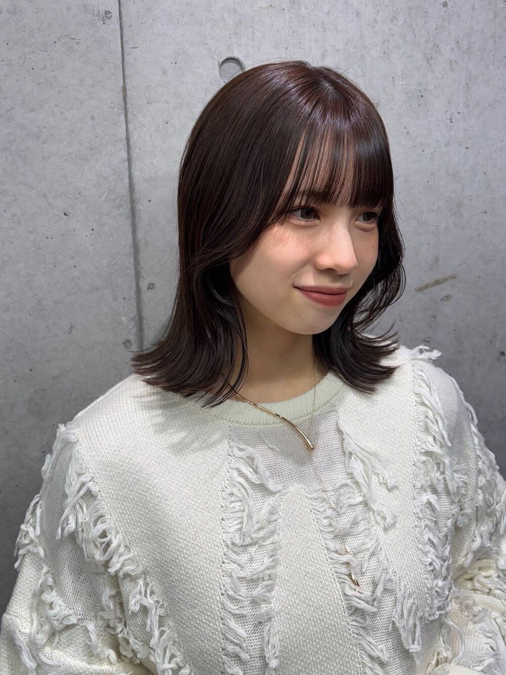 ホワイト系のニット/セーターを着用したレディースの冬コーディネートの2枚目の写真