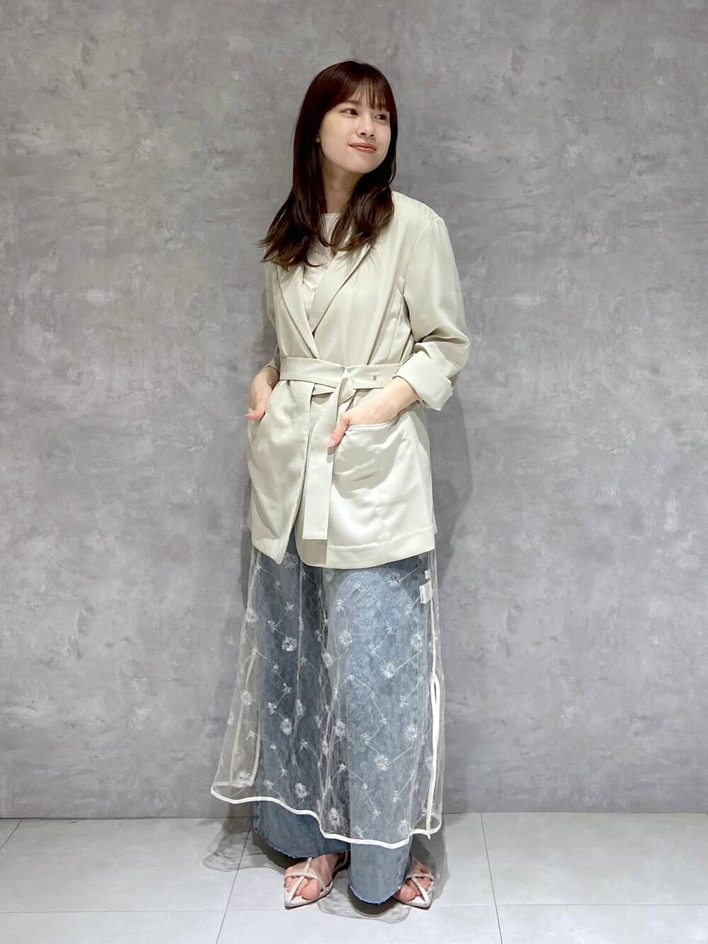 ホワイト系のタンクトップ、ホワイト系のサンダル、ホワイト系のワンピースを着用したレディースの春コーディネートの2枚目の写真