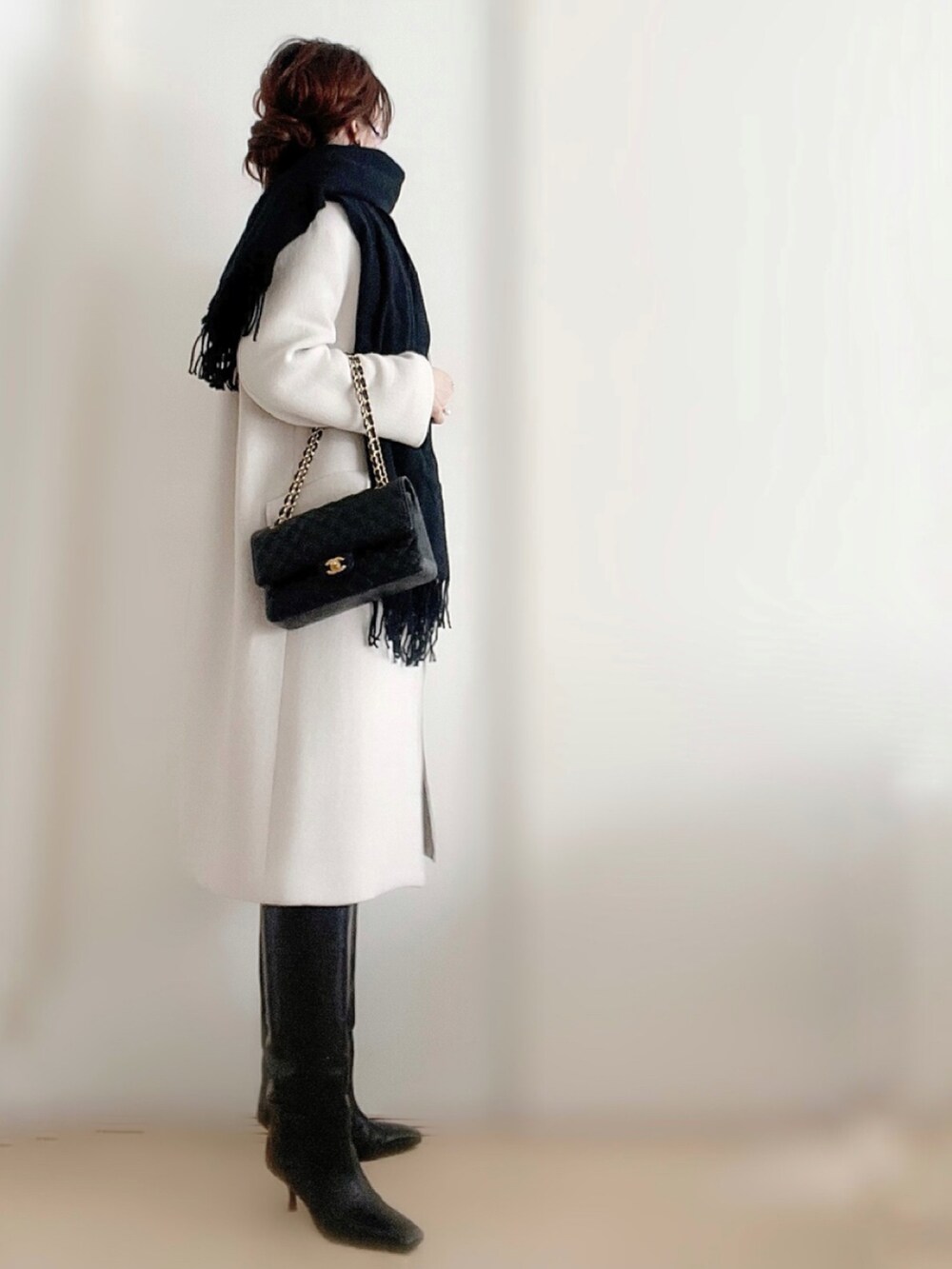 グレー系のその他アウター、ベージュ系のニット/セーターを着用したレディースの秋コーディネートの2枚目の写真