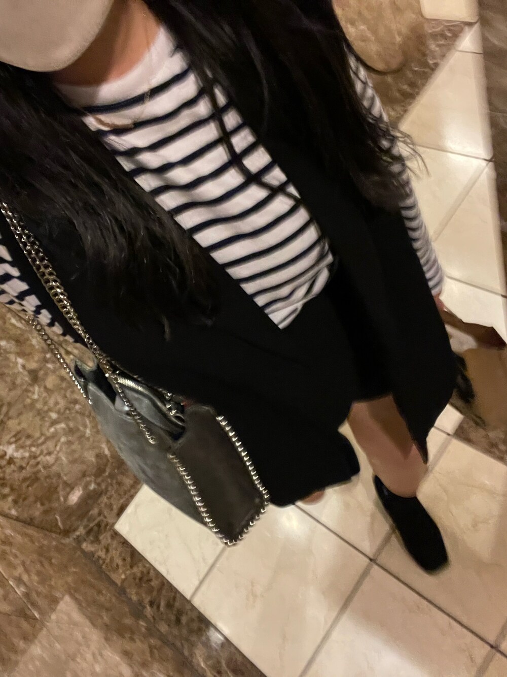 ブラック系のジャケット/アウター、ブラック系のスカート、ホワイト系のトップスを着用したレディースの秋コーディネートの2枚目の写真