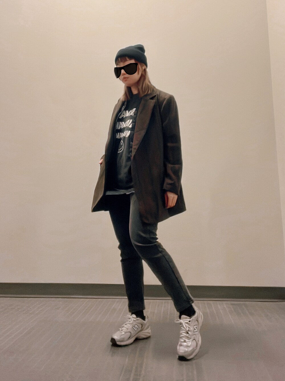 「休日スタイル、冬、カジュアルコーデ、x-girl、New Balance、MILKFED.、wcloset、H&M、vintage、jacket」｜「w closetのNIRVANAロゴプリントTシャツ（トップス、ブラック系）」を使った、elppaKさん（レディース・161cm）の秋コーディネートの2枚目の写真