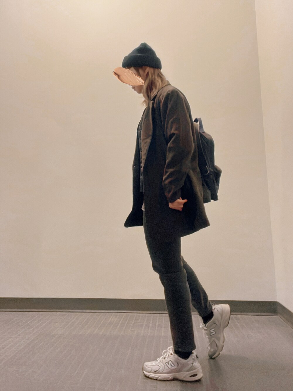 「休日スタイル、冬、カジュアルコーデ、x-girl、New Balance、MILKFED.、wcloset、H&M、vintage、jacket」｜「w closetのNIRVANAロゴプリントTシャツ（トップス、ブラック系）」を使った、elppaKさん（レディース・161cm）の秋コーディネートの3枚目の写真