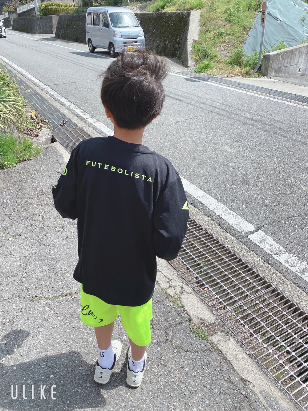 ブラック系のTシャツ/カットソー、イエロー系のパンツを着用したキッズの春コーディネートの2枚目の写真