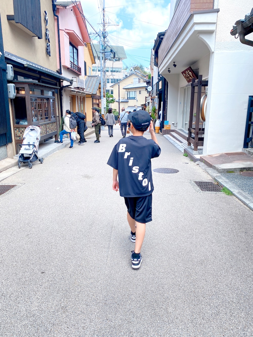 ブラック系のTシャツ/カットソー、ブラック系のスニーカー、ブラック系のキャップを着用したキッズの春コーディネートの2枚目の写真