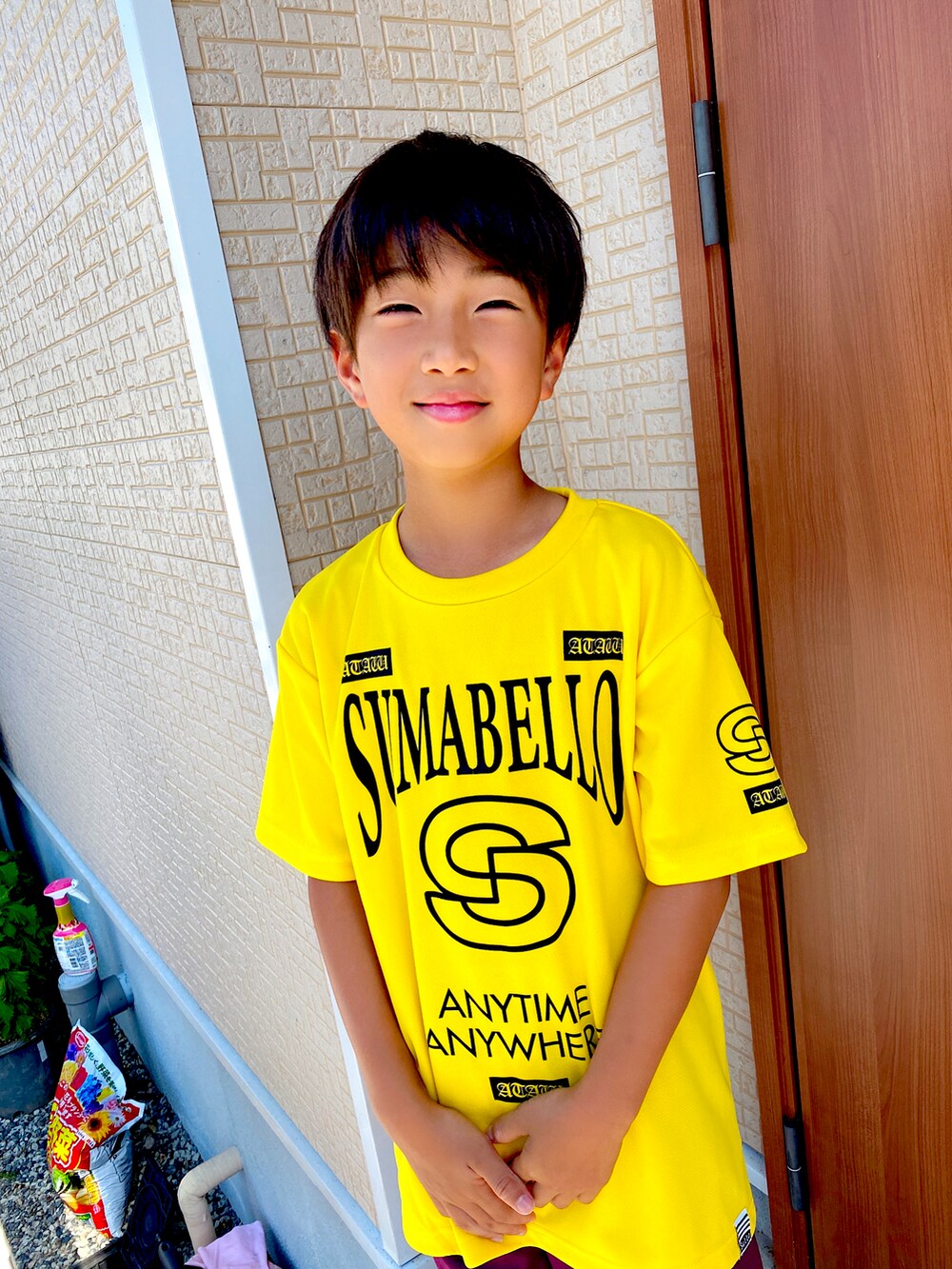 イエロー系のトップス、パープル系のパンツ、パープル系のシューズを着用したキッズの夏コーディネートの2枚目の写真