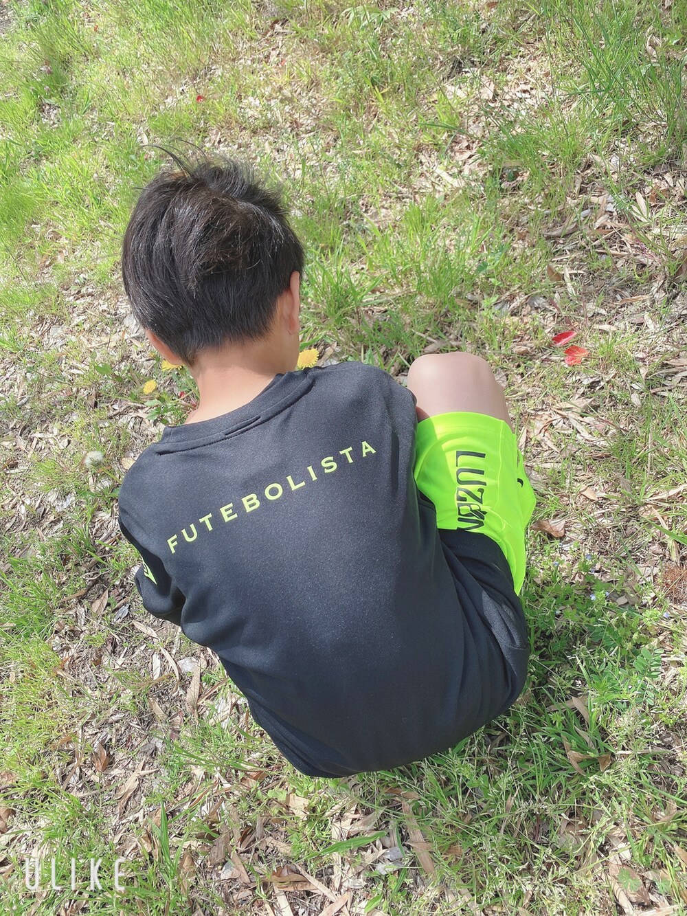 ブラック系のTシャツ/カットソー、イエロー系のパンツを着用したキッズの春コーディネートの3枚目の写真