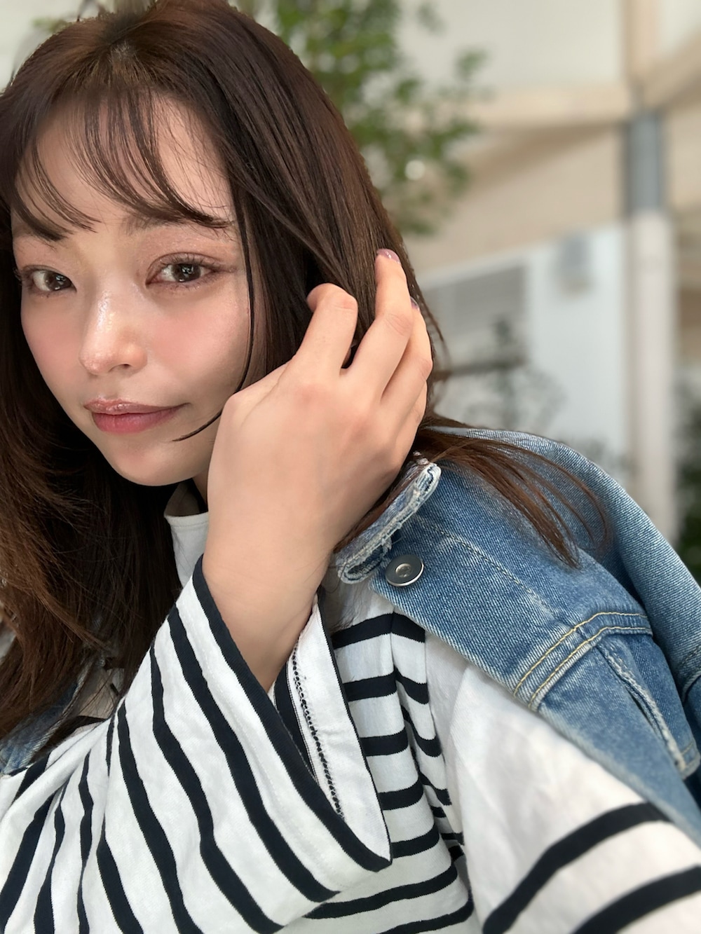 ベージュ系のその他パンツ、ホワイト系のスニーカー、ブルー系のデニムジャケットを着用したレディースの春コーディネートの3枚目の写真