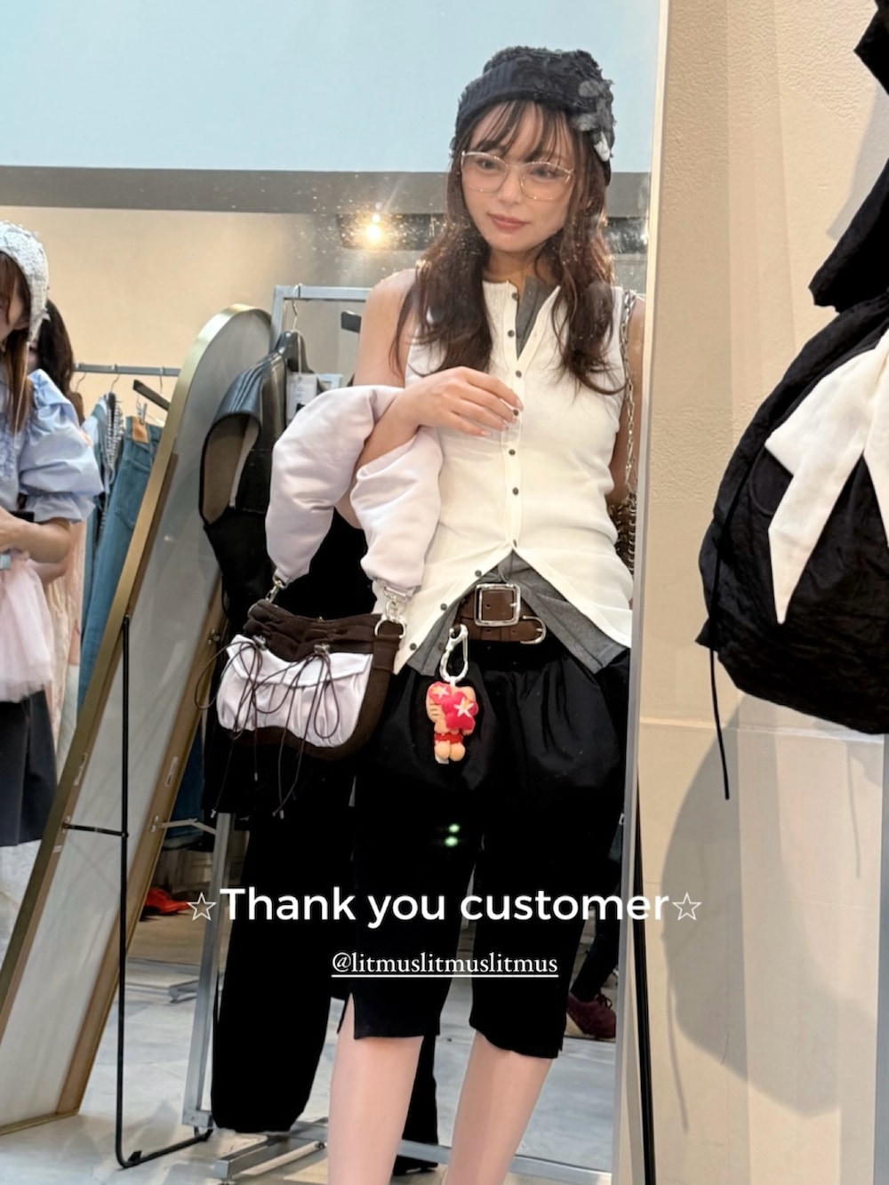 ホワイト系のタンクトップ、グレー系のタンクトップ、ブラック系のショルダーバッグを着用したレディースの夏コーディネートの2枚目の写真