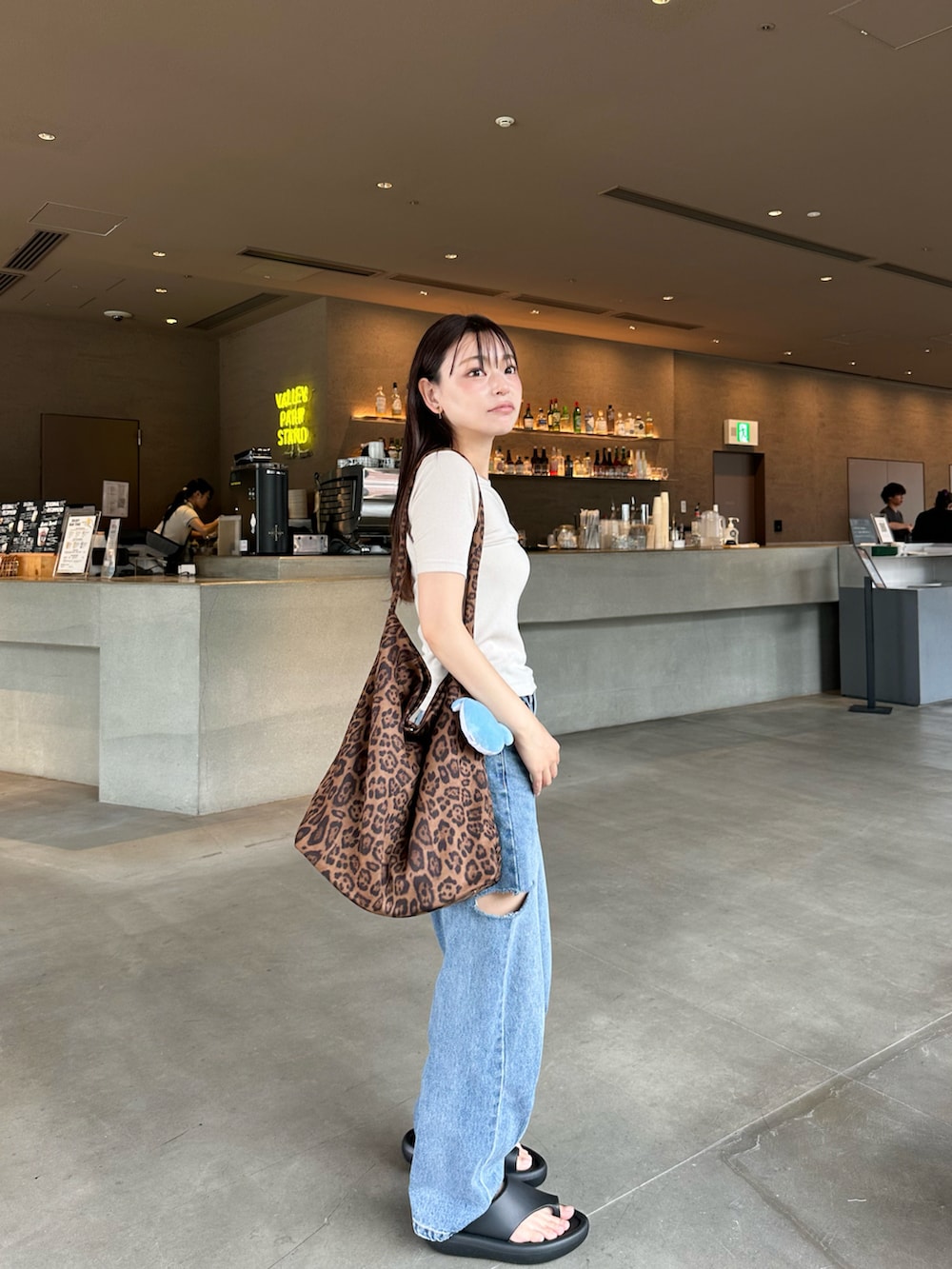 「サンダル、白Tシャツ、アシンメトリー、シンプルコーデ、シンプル、Tシャツ、Tシャツ×デニム、夏コーデ、夏、大人カジュアル、シンプルカジュアル、神戸レタス、KOBE LETTUCE、プチプラ、プチプラコーデ」｜「Ethformのアイテム（サンダル、ブラック系）」を使った、三村有希さん（レディース・157cm）の夏コーディネートの3枚目の写真