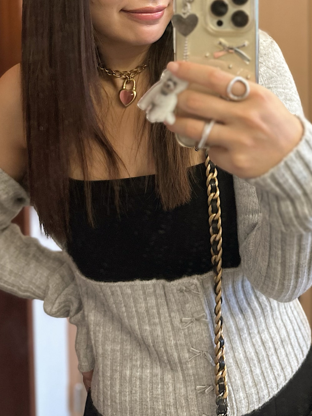 「秋っぽコーデ更新中、レイヤードスタイル、秋のコーデ、今日のコーデ、秋服、ニット、オトナ女子、カジュアルスタイル、スカート、y2k、オトナカワイイ、ローファー、ローファー×靴下、バレエコア、グレー」｜「CHANELのアイテム（ショルダーバッグ、ブラック系）」を使った、三村有希さん（レディース・157cm）の秋コーディネートの2枚目の写真