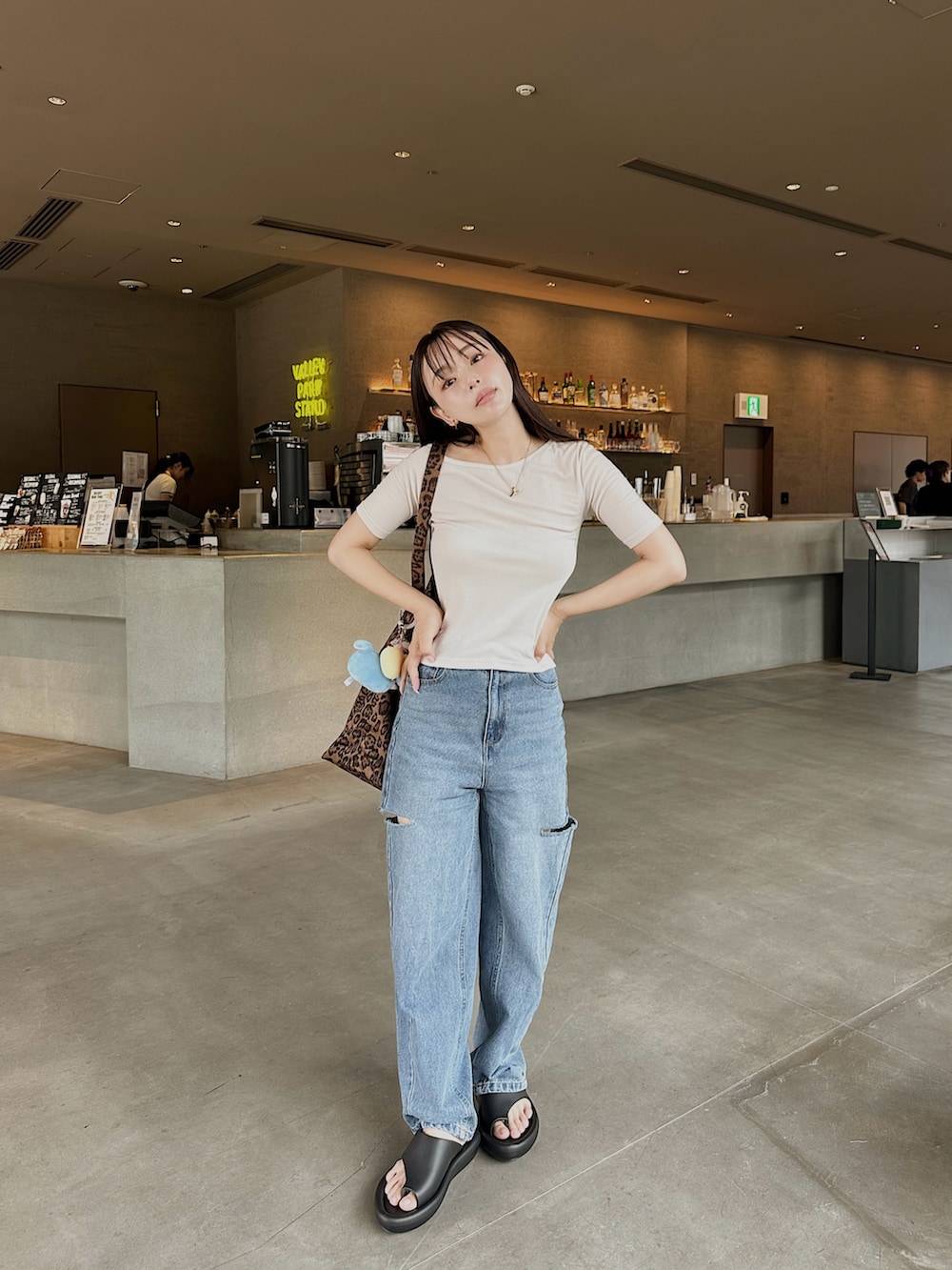「サンダル、白Tシャツ、アシンメトリー、シンプルコーデ、シンプル、Tシャツ、Tシャツ×デニム、夏コーデ、夏、大人カジュアル、シンプルカジュアル、神戸レタス、KOBE LETTUCE、プチプラ、プチプラコーデ」｜「Ethformのアイテム（サンダル、ブラック系）」を使った、三村有希さん（レディース・157cm）の夏コーディネートの2枚目の写真