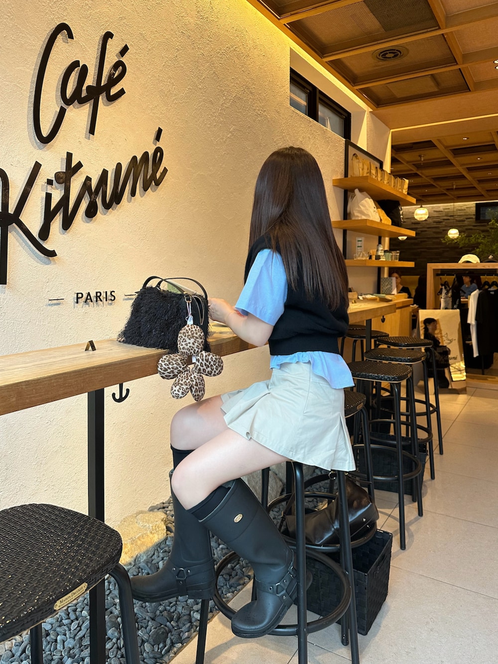 「レイヤードスタイル、雨の日コーデ、雨の日、長靴、長靴コーデ、シャツスタイル、きれいめカジュアル、カジュアル、大人カジュアル、甘辛mix、スクールガール、夏コーデ、ミニスカート、ミニバッグ、ガーリー」｜「moveのアイテム（レインシューズ、ブラック系）」を使った、三村有希さん（レディース・157cm）の夏コーディネートの3枚目の写真