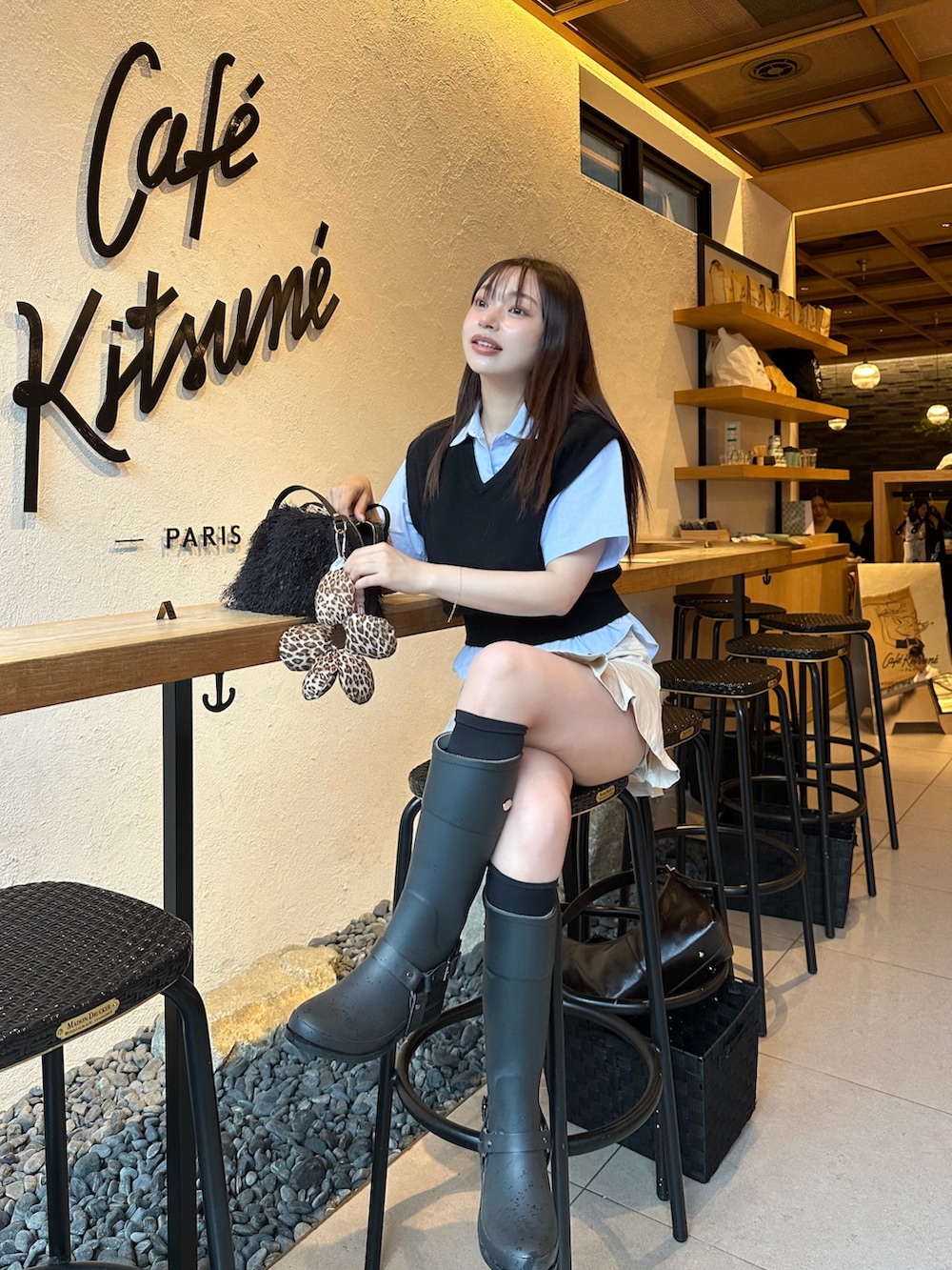 「レイヤードスタイル、雨の日コーデ、雨の日、長靴、長靴コーデ、シャツスタイル、きれいめカジュアル、カジュアル、大人カジュアル、甘辛mix、スクールガール、夏コーデ、ミニスカート、ミニバッグ、ガーリー」｜「moveのアイテム（レインシューズ、ブラック系）」を使った、三村有希さん（レディース・157cm）の夏コーディネートの2枚目の写真
