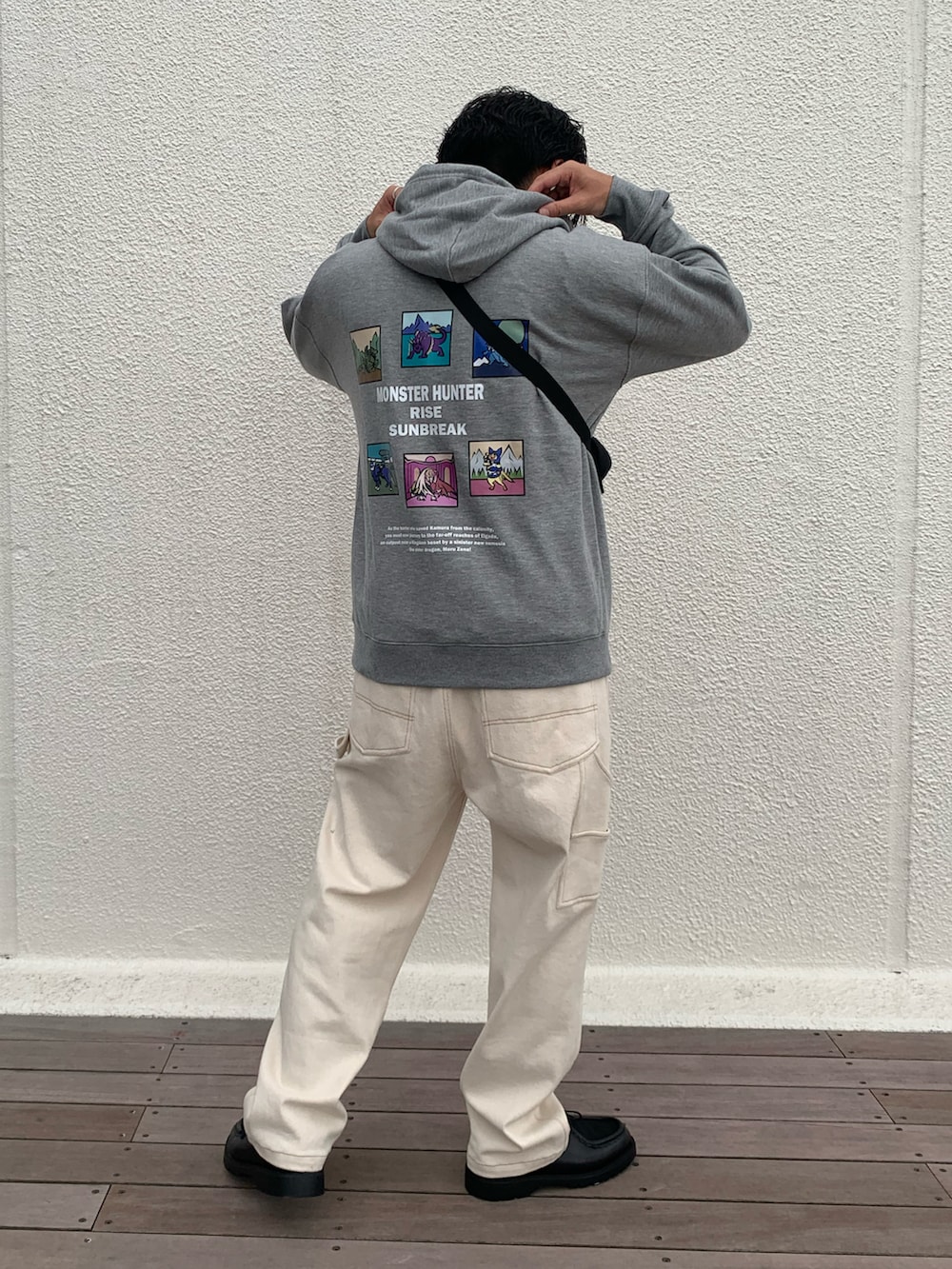 「モンハン、モンハン部、モンスターハンター、淡色コーデ、ミニバッグ、ストリート、ビッグシルエット、スウェット、秋コーデ、シンプルコーデ、カジュアル、ボディバッグ、ペインターパンツ、グレー、アイボリー」｜「CIAOPANIC TYPYの【ZOZO先行予約】【モンハン ライズ：サンブレイク × TYPY】裏毛パーカー（パーカー、グレー系）」を使った、皆川喬さん（メンズ・168cm）の秋コーディネートの3枚目の写真