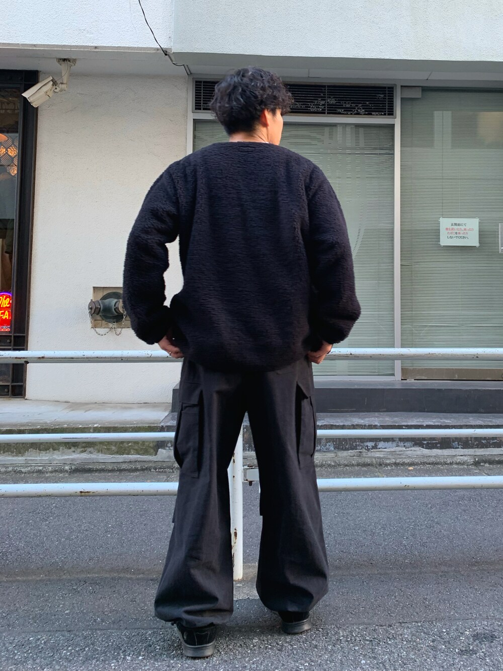 「レイヤードスタイル、カーゴパンツ、秋冬コーデ、ビッグシルエット、プチプラ、冬のコーデ、ストリート、ローファー、ブラック、ブラックコーデ、プチプラコーデ、フリース、ノーカラージャケット、ノーカラーブルゾン、ボア」｜「Franklin Climbingの【気象予報士　依田司さん着用】【Franklin Climbing】カスケードシェルパーフリースカーディガン（ノーカラージャケット、ブラック系）」を使った、皆川喬さん（メンズ・168cm）の秋コーディネートの3枚目の写真