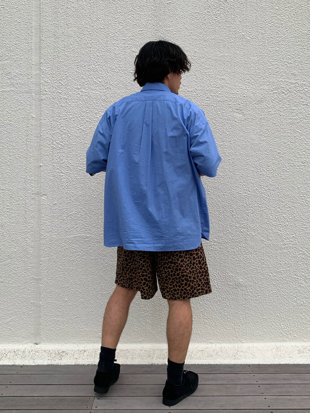 「休日スタイル、シンプルコーデ、ストリート、ビッグシルエット、レイヤードスタイル、ハーフパンツ、厚底シューズ、シャツスタイル、メッシュニット、レオパード、ショーツ、革靴、大人カジュアル、初夏コーデ、夏コーデ」｜「CIAOPANIC TYPYの【新色追加！】ブロードビッグ半袖シャツ（シャツ/ブラウス、ブルー系）」を使った、皆川喬さん（メンズ・168cm）の夏コーディネートの4枚目の写真