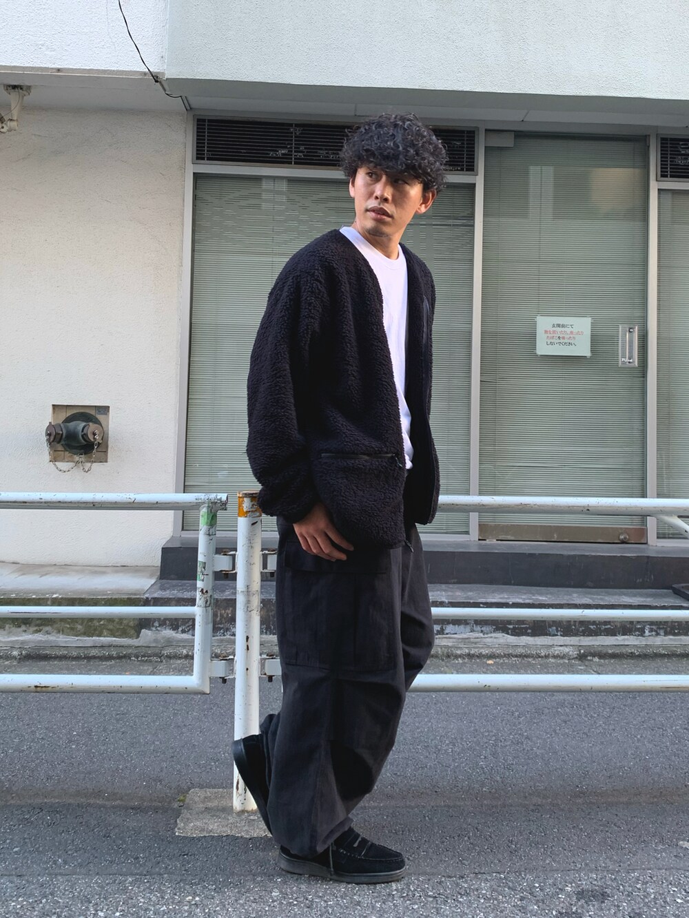 「カーゴパンツ、秋冬コーデ、ビッグシルエット、プチプラ、プチプラコーデ、冬コーデ、ストリート、ストリートコーデ、ローファー、革靴、スニーカー、スニーカーコーデ、フリース、白Tシャツ、ワイドパンツ」｜「Franklin Climbingの【気象予報士　依田司さん着用】【Franklin Climbing】カスケードシェルパーフリースカーディガン（ノーカラージャケット、ブラック系）」を使った、皆川喬さん（メンズ・168cm）の秋コーディネートの4枚目の写真