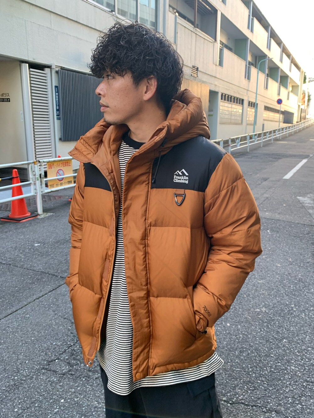 「レイヤードスタイル、カーゴパンツ、秋冬コーデ、ビッグシルエット、プチプラ、冬コーデ、ストリート、ローファー、ダウンジャケット、ボーダー、ミリタリー、ブラック、ブラックコーデ、スニーカーコーデ、大人カジュアル」｜「Franklin Climbingの【Franklin Climbing】アルパインビレイダウンジャケット（ダウンジャケット/コート、ブラウン系）」を使った、皆川喬さん（メンズ・168cm）の秋コーディネートの5枚目の写真