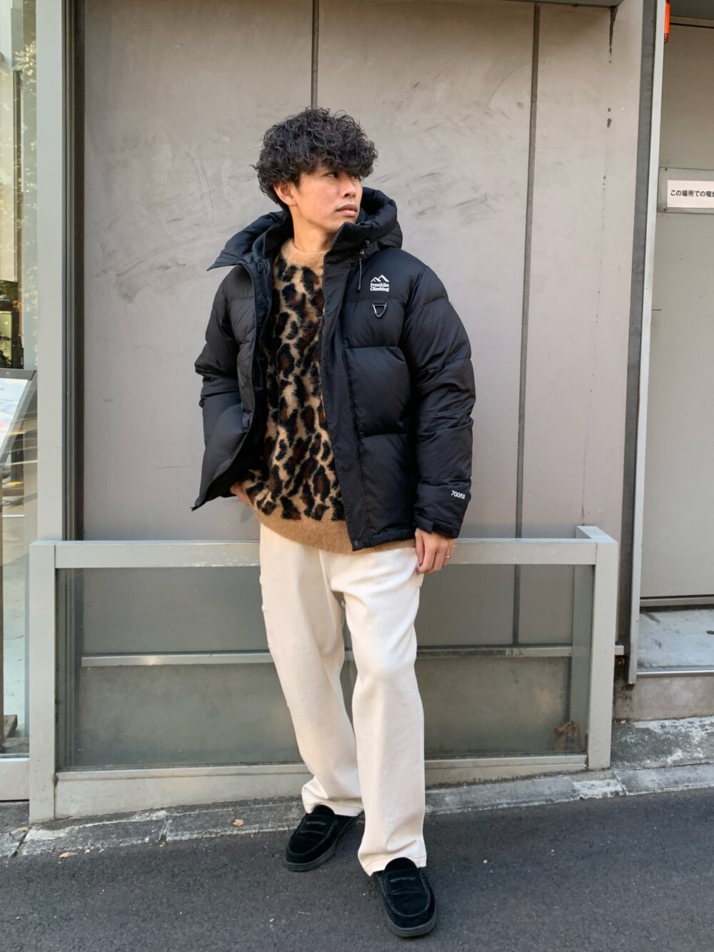 「レイヤードスタイル、秋冬コーデ、ビッグシルエット、プチプラ、モヘヤニット、冬コーデ、ストリート、ローファー、ダウンジャケット、レオパード、ニット、ニットコーデ、ブラック、ブラックコーデ、デニム」｜「Franklin Climbingの【Franklin Climbing】アルパインビレイダウンジャケット（ダウンジャケット/コート、ブラック系）」を使った、皆川喬さん（メンズ・168cm）の秋コーディネートの2枚目の写真