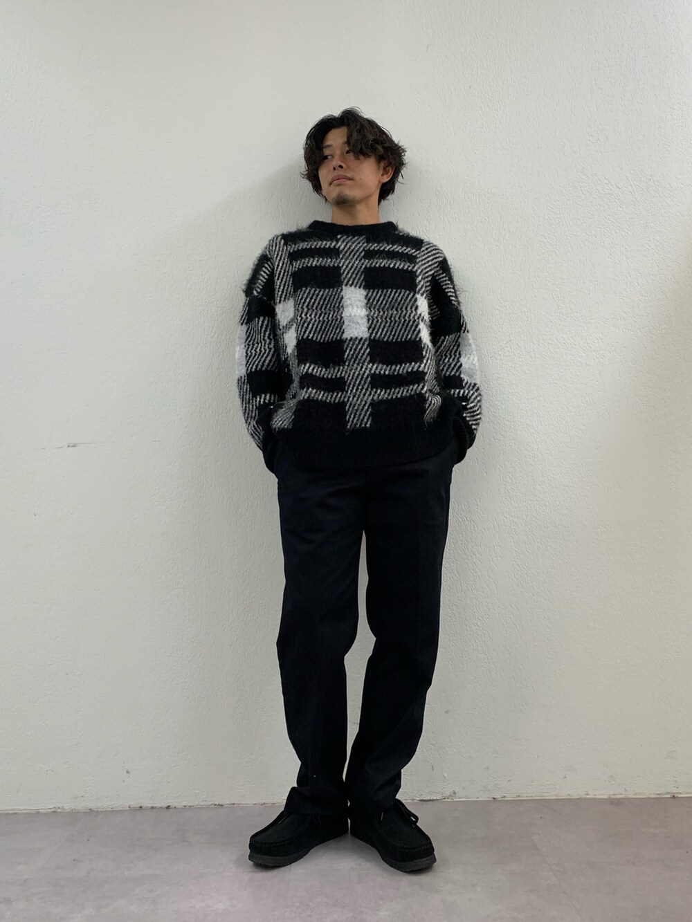 「ニット、秋冬コーデ、ビッグシルエット、シャギーニット、モヘアニット、秋のコーデ、カジュアルコーデ、テーパードパンツ、革靴、ビッグチェック、チェック柄、大人カジュアル、ニットコーデ」｜「CIAOPANIC TYPYの【WEB限定】ユニセックスアソート柄モヘアライクジャガードクルーネックニット（ニット/セーター、ブラック系）」を使った、皆川喬さん（メンズ・168cm）の秋コーディネートの2枚目の写真