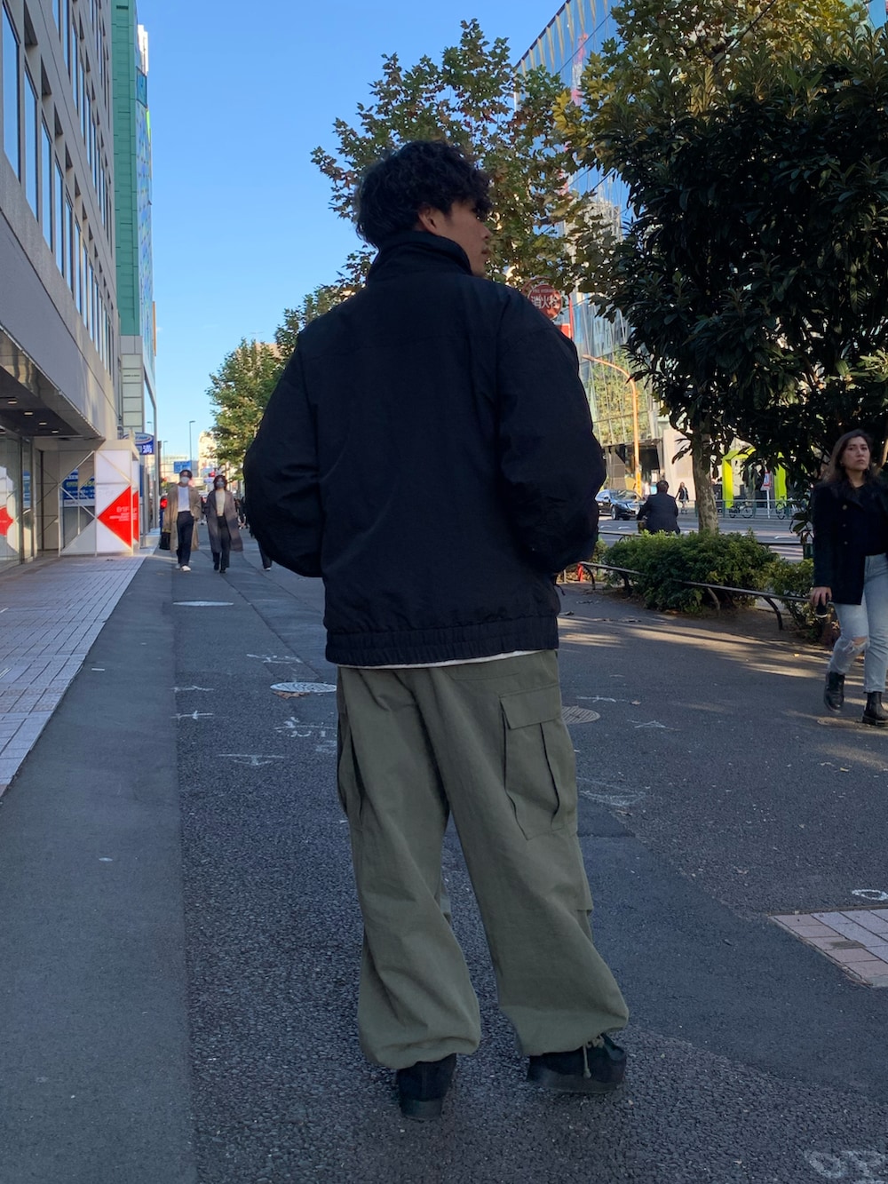 「秋コーデ、秋冬コーデ、ビッグシルエット、冬コーデ、ストリート、カーゴパンツ、カジュアル、カジュアルコーデ、大人カジュアル、スタンドネック、ブラック、ブラックコーデ、オリーブ、アウトドアスタイル、ミリタリー」｜「Franklin Climbingの【気象予報士 依田司さん着用】【Franklin Climbing】カスケードスタンドナイロンブルゾン（ブルゾン、ブラック系）」を使った、皆川喬さん（メンズ・168cm）の秋コーディネートの3枚目の写真
