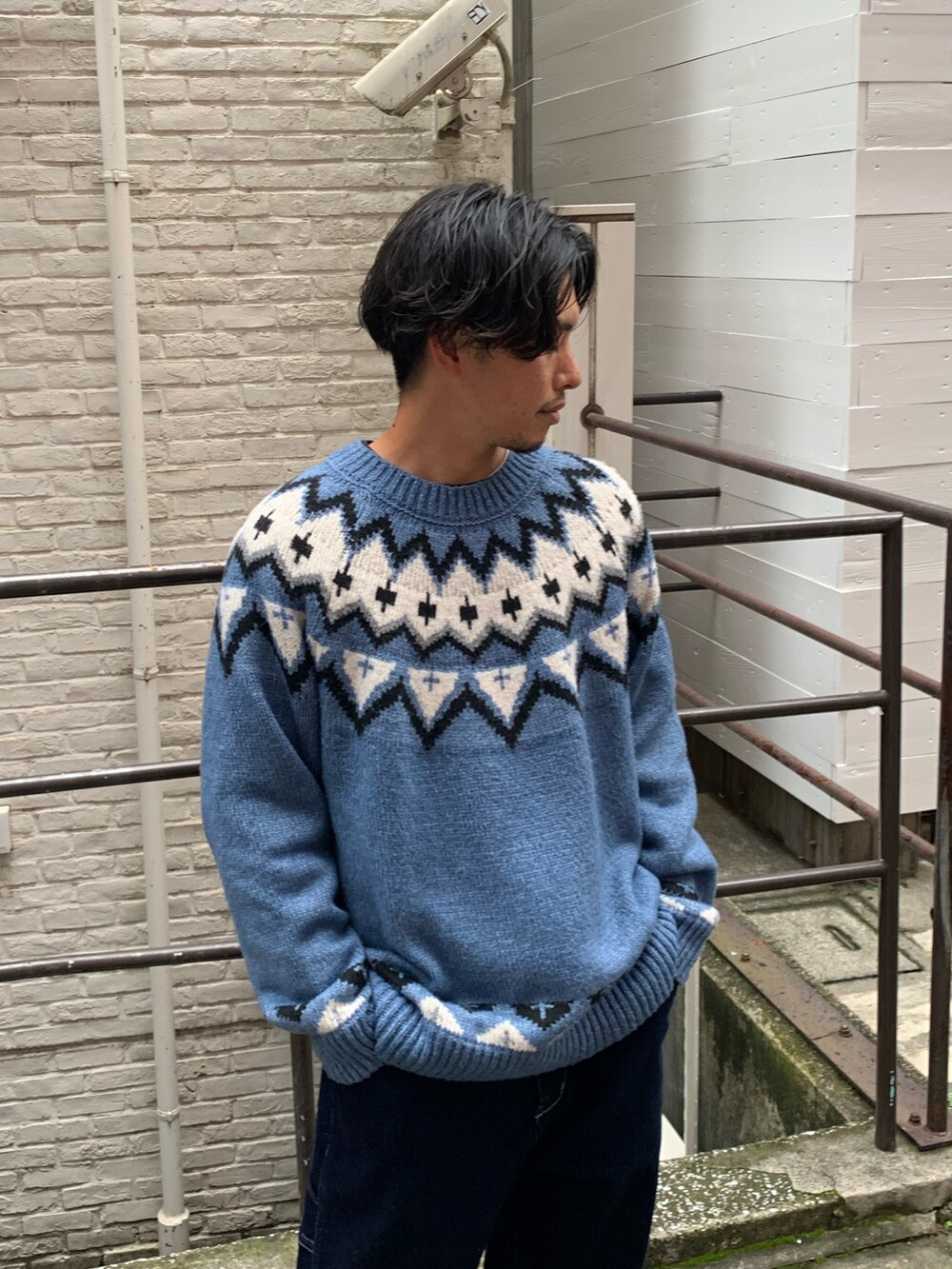 「ニット、秋冬コーデ、ビッグシルエット、ノルディック柄、ノルディックセーター、柄ニット、ペインターパンツ、ワイドパンツ、ワイドデニム、スニーカー、スニーカーコーデ、大人コーデ、カジュアルコーデ、デニムパンツ、冬コーデ」｜「CIAOPANIC TYPYの【OSORO】ノルディックニットプルオーバー（ニット/セーター、ブルー系）」を使った、皆川喬さん（メンズ・168cm）の秋コーディネートの3枚目の写真