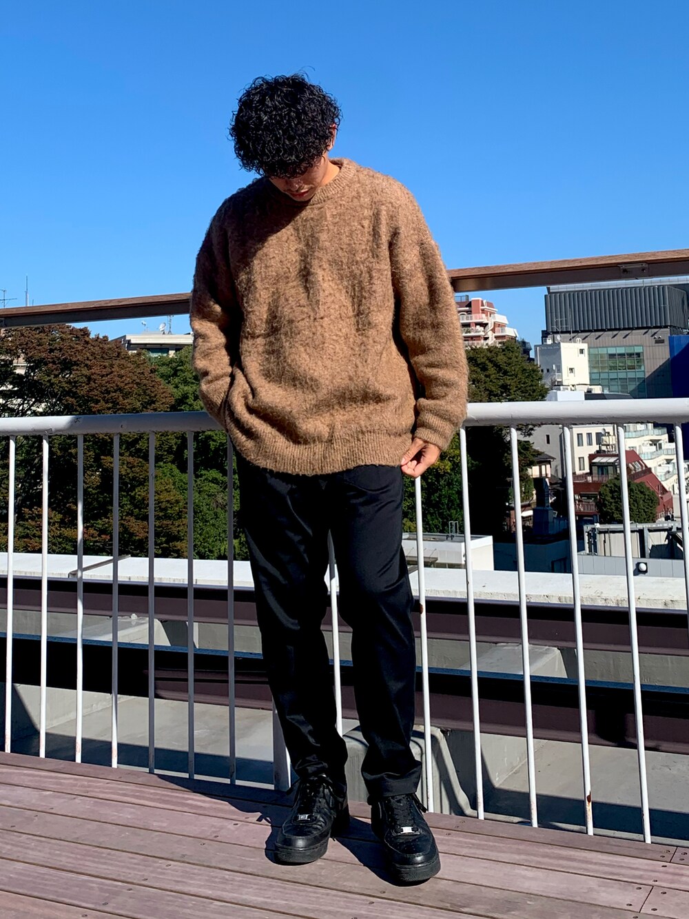 「シンプルコーデ、キルティング、ワントーンコーデ、エアフォースワン、NIKE、ニット、きれいめカジュアル、秋冬コーデ、ビッグシルエット、MA-1、ニットコーデ、ジャガードニット、シャギーニット、テーパードパンツ、ブラック」｜「CIAOPANIC TYPYの□【ユニセックス】2WAYボリュームスリーブMA‐1（MA-1、ブラック系）」を使った、皆川喬さん（メンズ・168cm）の秋コーディネートの3枚目の写真
