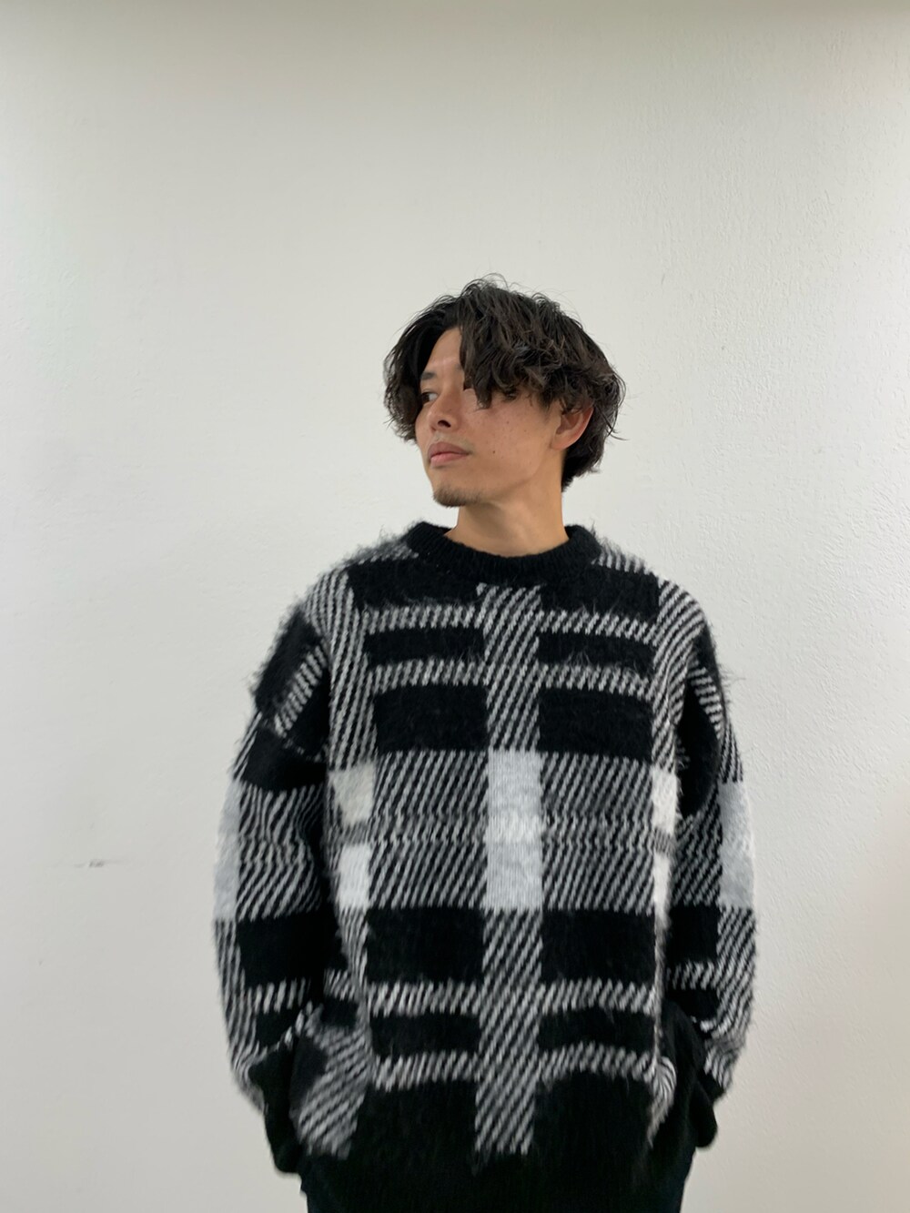 「ニット、秋冬コーデ、ビッグシルエット、シャギーニット、モヘアニット、秋のコーデ、カジュアルコーデ、テーパードパンツ、革靴、ビッグチェック、チェック柄、大人カジュアル、ニットコーデ」｜「CIAOPANIC TYPYの【WEB限定】ユニセックスアソート柄モヘアライクジャガードクルーネックニット（ニット/セーター、ブラック系）」を使った、皆川喬さん（メンズ・168cm）の秋コーディネートの3枚目の写真