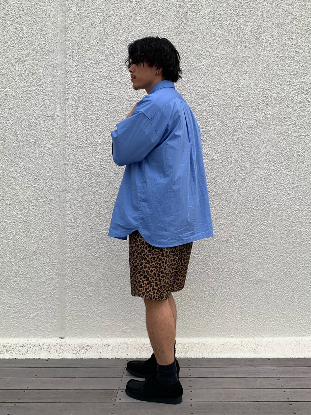 「休日スタイル、シンプルコーデ、ストリート、ビッグシルエット、レイヤードスタイル、ハーフパンツ、厚底シューズ、シャツスタイル、メッシュニット、レオパード、ショーツ、革靴、大人カジュアル、初夏コーデ、夏コーデ」｜「CIAOPANIC TYPYの【新色追加！】ブロードビッグ半袖シャツ（シャツ/ブラウス、ブルー系）」を使った、皆川喬さん（メンズ・168cm）の夏コーディネートの3枚目の写真