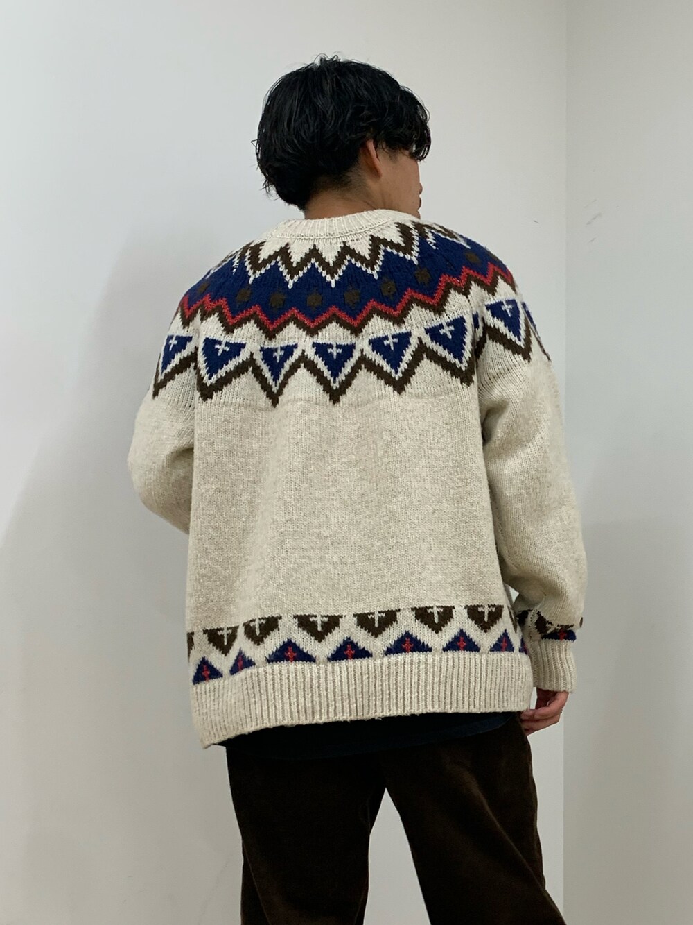 「シンプルコーデ、ニット、ニットコーデ、ビッグシルエット、ノルディック柄、ざっくりニット、ブラウン、コーデュロイパンツ、スニーカー、スニーカーコーデ、ホワイトニット、総柄、テーパードパンツ、きれいめカジュアル、ユニセックス」｜「CIAOPANIC TYPYの【OSORO】ノルディックニットプルオーバー（ニット/セーター、ホワイト系）」を使った、皆川喬さん（メンズ・168cm）の秋コーディネートの2枚目の写真