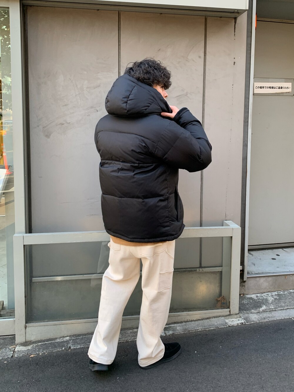 「レイヤードスタイル、秋冬コーデ、ビッグシルエット、プチプラ、モヘヤニット、冬コーデ、ストリート、ローファー、ダウンジャケット、レオパード、ニット、ニットコーデ、ブラック、ブラックコーデ、デニム」｜「Franklin Climbingの【Franklin Climbing】アルパインビレイダウンジャケット（ダウンジャケット/コート、ブラック系）」を使った、皆川喬さん（メンズ・168cm）の秋コーディネートの4枚目の写真